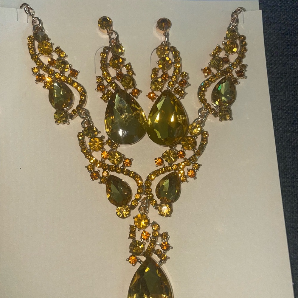 SOLD❌ Fashion Jewelry Gold Necklace & Earring Set✨